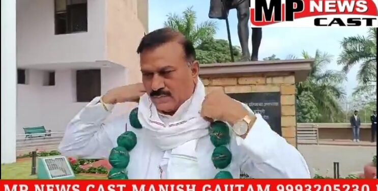 भोपाल  प्रतीकात्मक सुतली बम की माला पहनकर विधानसभा पहुंचे हरदा से कांग्रेस विधायक रामकिशोर दोगने, सरकार से की एसआईटी गठित करने की मांग, मृतकों की संख्या छिपाने का लगाया आरोप देखे VIDEO