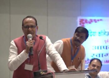 भोपाल के हमीदिया कॉलेज के पूर्व छात्र सम्मेलन में शिवराज सिंह चौहान के गाने पर हाथ पकड़ कर थिरके देखे VIDEO