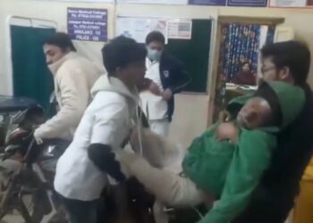 वायरल वीडियो सतना का है जिसे देखकर आमिर ख़ान की थ्री इडियट याद आ जायेगी, सतना ज़िला अस्पताल में अस्पताल का कर्मचारी बाइक पर ही मरीज़ को लेकर ओपीडी के अंदर पहुँचा देखे VIDEO