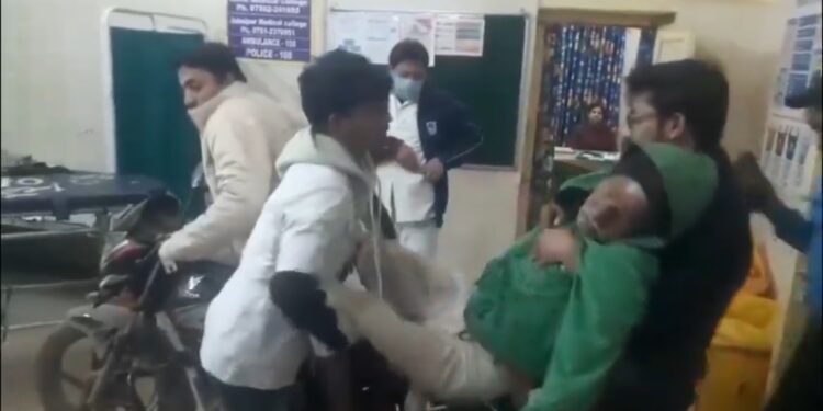 वायरल वीडियो सतना का है जिसे देखकर आमिर ख़ान की थ्री इडियट याद आ जायेगी, सतना ज़िला अस्पताल में अस्पताल का कर्मचारी बाइक पर ही मरीज़ को लेकर ओपीडी के अंदर पहुँचा देखे VIDEO