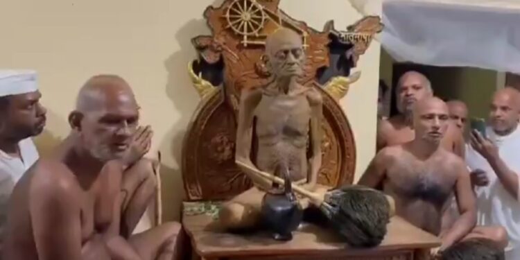 देखिए VIDEO समाधि, जैन मुनि आचार्य विद्यासागर जी महाराज ने समाधि ली