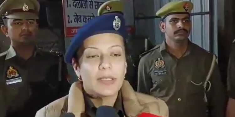 50 साल के आदमी ने मासूम बच्ची को बनाया हवस का शिकार देखे VIDEO