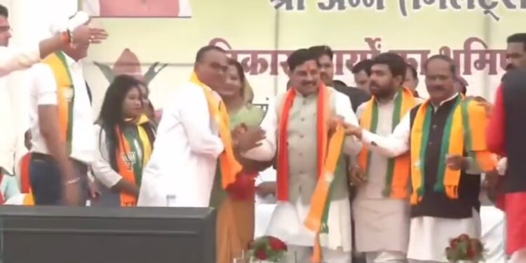 मुख्यमंत्री डॉ मोहन यादव की सभा में सैकड़ों कांग्रेसियों ने थामा भाजपा हाथ*