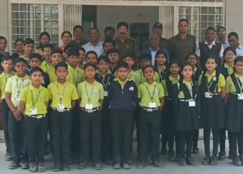 स्कूली छात्रों ने रीठी थाने का किया विजिट,,जानी पुलिस की कार्यप्रणाली के संबंध में बारीकीया,,,,देखे VIDEO