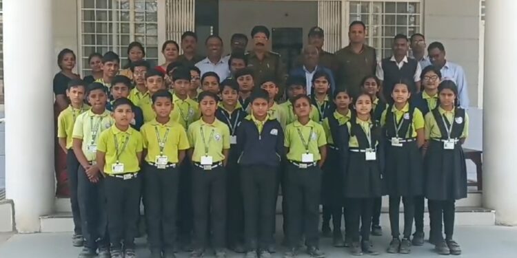 स्कूली छात्रों ने रीठी थाने का किया विजिट,,जानी पुलिस की कार्यप्रणाली के संबंध में बारीकीया,,,,देखे VIDEO