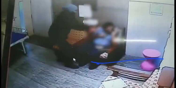 CCTV कैमरे में कैद हुई घटना शख्स ने डॉक्टर के गले पर किए 18 वार किऐ वायरल VIDEO