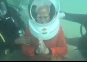 देखिऐ VIDEO प्रधानमंत्री नरेंद्र मोदी ने रविवार को पानी के अंदर अंडरवाटर जाकर द्वारका के दर्शन किए