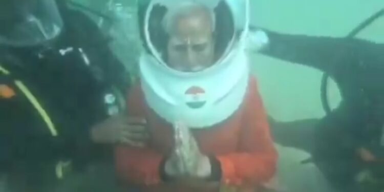 देखिऐ VIDEO प्रधानमंत्री नरेंद्र मोदी ने रविवार को पानी के अंदर अंडरवाटर जाकर द्वारका के दर्शन किए