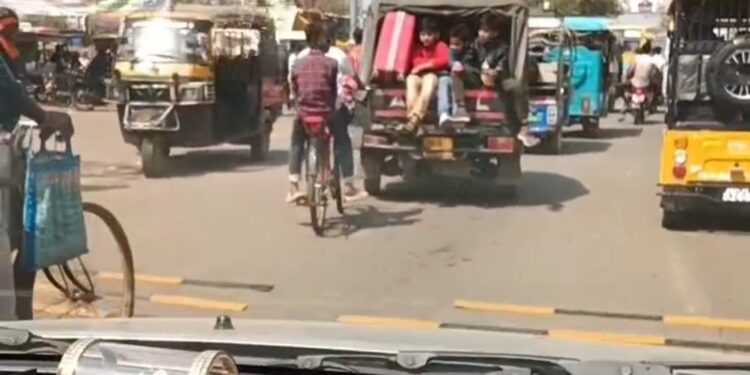 मासूमों के जान के साथ किया जा रहा खिलवाड़,ऑटो चालक कर रहे यातयात के नियमों का उलघन, यातायत पुलिस नदारद