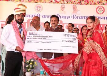 उप मुख्यमंत्री श्री शुक्ल ने नवदंपत्तियों को वैवाहिक जीवन की दी शुभकामनाएँ रीवा में मुख्यमंत्री सामूहिक कन्या विवाह/निकाह कार्यक्रम में 234 जोड़े विवाह बंधन में बंधे