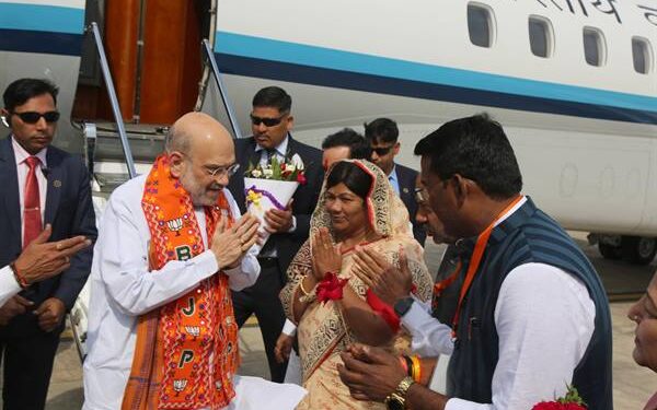 केन्द्रीय गृह मंत्री का खजुराहो विमानतल पर हुआ आत्मीय स्वागत