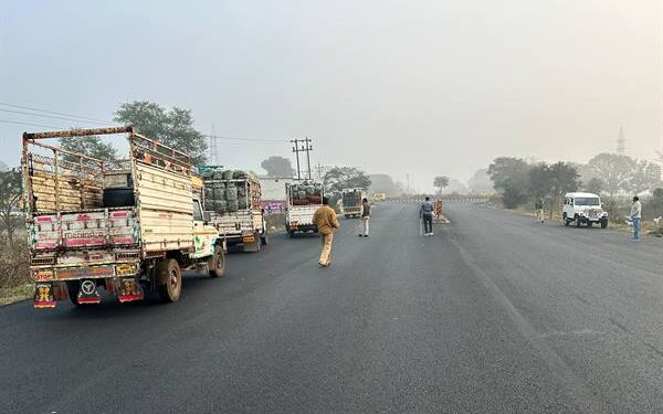 परिवहन विभाग के जांच दल द्वारा लिंगा रोड चौराहा मार्ग में की गई वाहनों की सघन जाँच