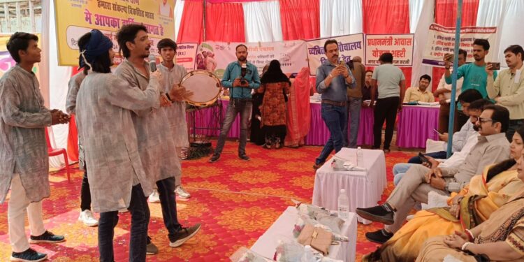 नुक्कड नाटक के माध्यम से किया गया नागरिकों को जागरूक