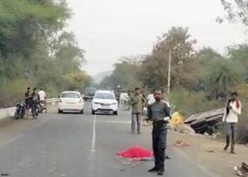 गिट्टी से भरे डंपर ने बाइक को मारी टक्कर, 3 की मौत; कहीं पड़ा था सिर तो कहीं पैर