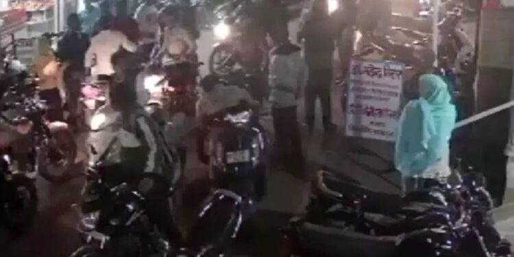 लुटेरी लड़कियों का गैंग… युवक के गले से सोने की चेन खींचकर हुईं फरार