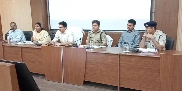 लोकसभा निर्वाचन 2024 –  सीमा पर अवैध परिवहन एवं असामाजिक तत्वों पर हो निगरानी – कलेक्टर श्री प्रसाद  कलेक्टर श्री प्रसाद ने राजस्व, पुलिस, वाणिज्यकर, आयकर, केन्द्रीय उत्पाद शुल्क और बैंकर्स की बैठक में दिये निर्देश