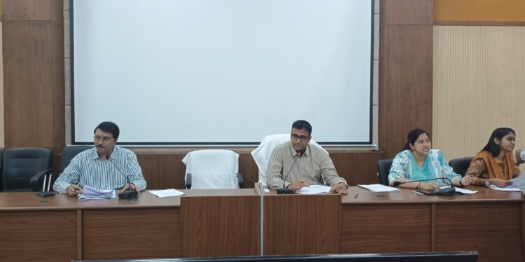 कलेक्ट्रेट सभाकक्ष में आयोजित जनसुनवाई में जिला पंचायत के सीईओ श्री शिशिर गेमावत ने स्थानीय और दूर-दराज से आए आवेदकों की अत्यंत संवेदनशीलता के साथ सुनी समस्याएं।