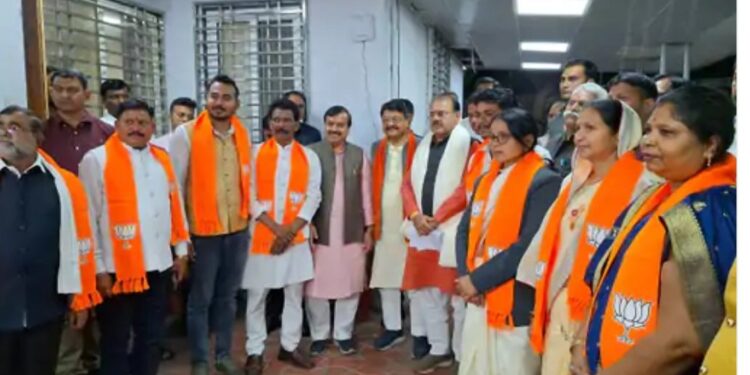 पूर्व मुख्यमंत्री कमलनाथ के गृह जिले छिंदवाड़ा के सात कांग्रेसी नगर निगम पार्षदों ने भाजपा का दामन नगरी प्रशासन मंत्री कैलाश विजयवर्गी के सामने थामा है।