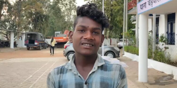 आदिवासी युवक को खदान संचालक ने निर्वस्त्र देखे VIDEO