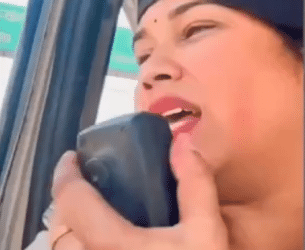 महिला पुलिस अधिकारी का  वीडियो हुआ वायरल, शाम 4 बजे के बाद घर नहीं जाने वालों को दे रहीं पुलिस की लट्ठमार होली की चेतावनी