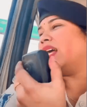 महिला पुलिस अधिकारी का  वीडियो हुआ वायरल, शाम 4 बजे के बाद घर नहीं जाने वालों को दे रहीं पुलिस की लट्ठमार होली की चेतावनी