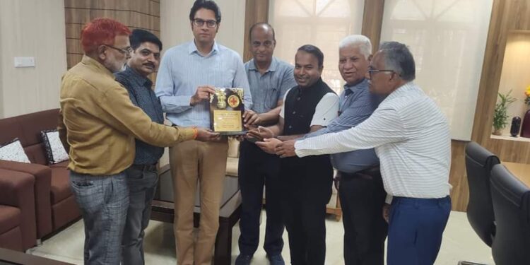 राज्यपाल श्री मंगू भाई पटेल से प्राप्त “अति उत्तम नवाचार सम्मान“ कलेक्टर अवि प्रसाद को प्रतिनिधियों ने सौंपा  कलेक्टर श्री प्रसाद ने रेडक्रॉस सोसायटी के सदस्यों, प्रबंध कार्यकारिणी उदारमना दानदाताओं को दी शुभकामनाएं