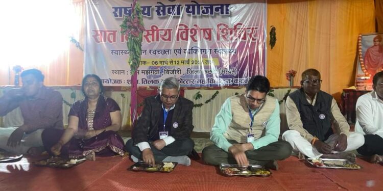 कलेक्टर अविप्रसाद ने पंगत में बैठकर किया भोजन
