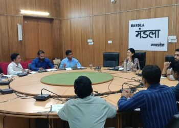 कलेक्टर ने की नगरपालिका मंडला के निर्माण कार्यों की समीक्षा