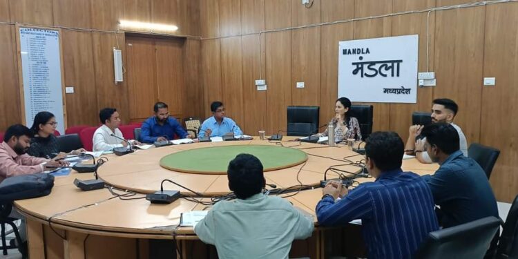 कलेक्टर ने की नगरपालिका मंडला के निर्माण कार्यों की समीक्षा