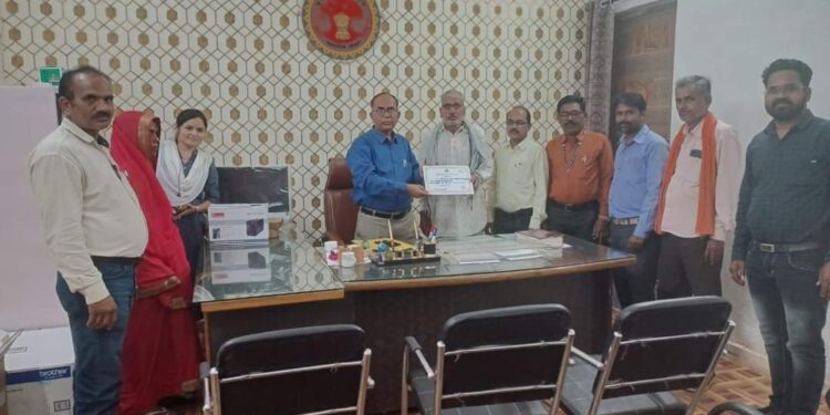 शासकीय माध्यमिक शाला संसारपुर का भवन बनाने कौशल यादव ने दान कर दी बेशकीमती जमीन  करीब एक एकड़ जमीन किया दान  जमीन का अनुमानित बाजार मूल्य करीब 13 लाख  भू-दान कर कौशल यादव ने पेश की नजीर