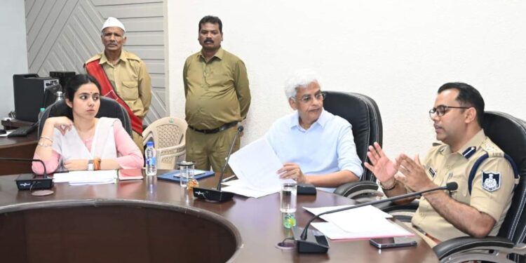 जिला स्‍तरीय सड़क सुरक्षा समिति की बैठक संपन्न समग्र प्रयास से ब्लैक स्पॉट को दूर करें – कलेक्टर