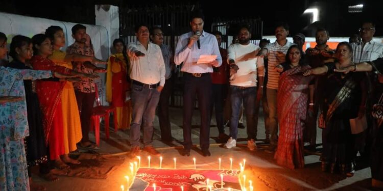 कलेक्टर ने देवरी टोला पहुंचकर एन.एस.एस छात्राओं और ग्रामीणों को दिलाई मतदान करने की शपथ
