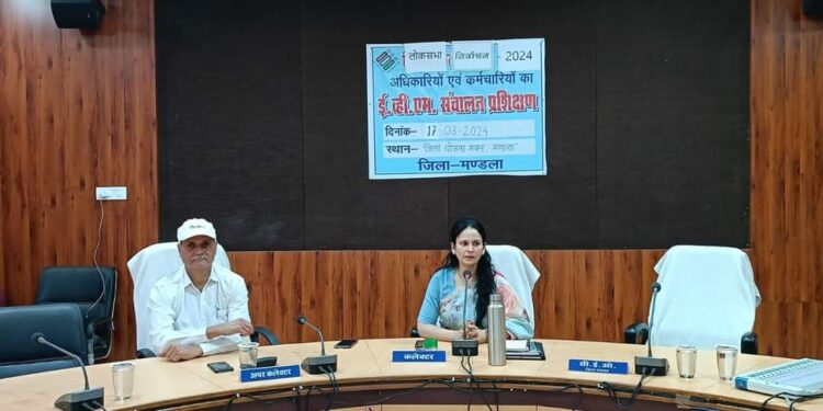 जांच के दौरान प्रत्येक व्यक्ति से अच्छी भाषा में संवाद करें- डॉ. सलोनी सिडाना  प्रशिक्षण में स्थैतिक दल के सदस्यों को कलेक्टर की समझाईश