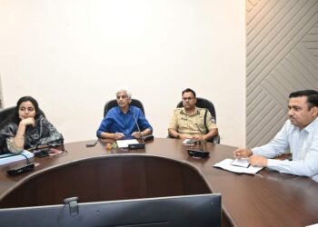 स्थैतिक निगरानी दल की बैठक संपन्न अवैध सामग्री व असामाजिक तत्वों की आवाजाही पर निगरानी रखें – जिला निर्वाचन अधिकारी