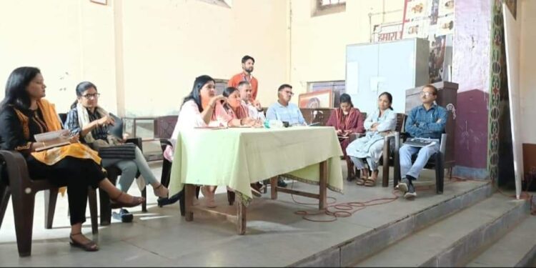 संसदीय निर्वाचन क्षेत्र 17 होशंगाबाद के सहायक रिटर्निंग अधिकारी द्वारा पटवारी, पंचायत सचिव, वार्ड मोहर्रिर नगर पालिका एवं महिला बाल विकास पर्यवेक्षकों की संयुक्त बैठक ली गई