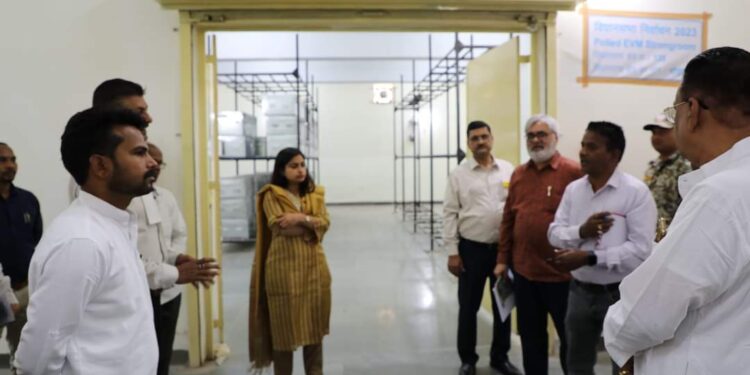 जनप्रतिनिधियों एवं कलेक्टर की मौजूदगी में ईवीएम का प्रथम रेंडमाइजेशन हुआ