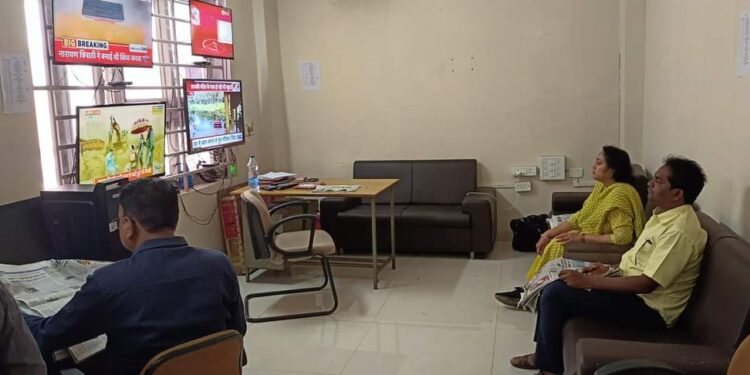 24 घंटे तीन पालियो में विज्ञापन पेड न्यूज और फेक न्यूज़ पर नजर रखी जा रही है प्रिंट एवं इलेक्ट्रॉनिक मीडिया और सोशल मीडिया पर निगरानी के लिए कमेटी गठित