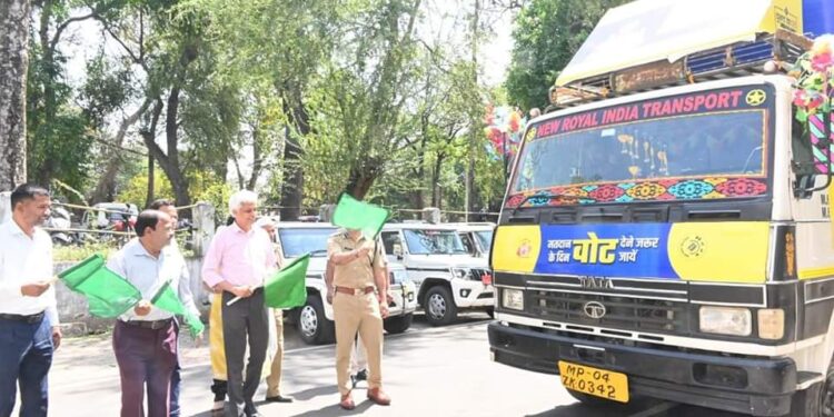 कलेक्टर-एसपी ने जागरूकता रथों को हरी झंडी दिखाकर किया रवाना