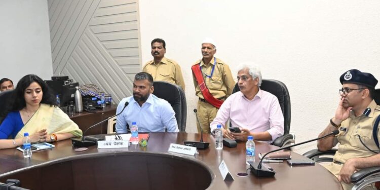 हर संदिग्ध गतिविधियों पर नजर रखें और चेक करें – व्यय प्रेक्षक