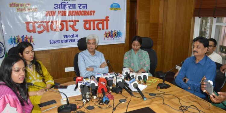 मतदाता जागरूकता के लिये रन फॉर डेमोक्रेसी उमंग और उत्साह के साथ आयोजित होगा मतदान, अहिंसा एवं स्वच्छता दौड़ में विश्व कीर्तिमान बनाने दौड़ेगा पूरा जबलपुर
