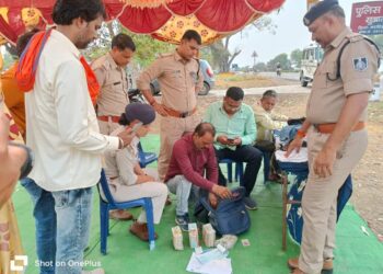 एसएसटी चैक पोस्ट 16 लाख 99 हजार 500 रुपये नगद राशि जब्त की। जांच के दौरान उनके पास कोई वैध दस्तावेज प्राप्त नहीं मिलने पर जप्ती की कार्यवाही की गई।
