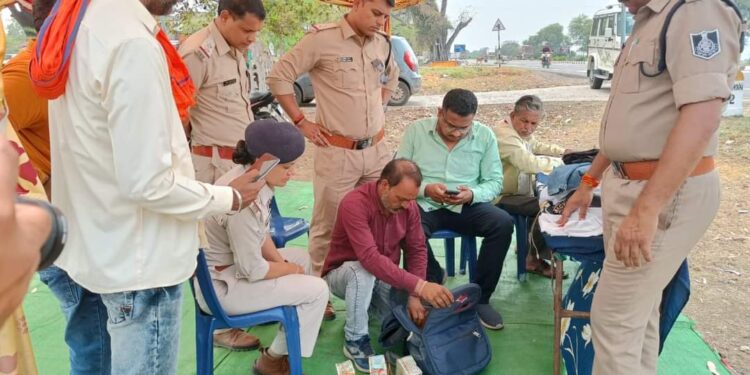 एसएसटी चैक पोस्ट 16 लाख 99 हजार 500 रुपये नगद राशि जब्त की। जांच के दौरान उनके पास कोई वैध दस्तावेज प्राप्त नहीं मिलने पर जप्ती की कार्यवाही की गई।