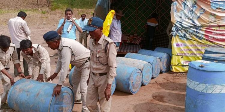 भीना एवं चांदीपाटी रेत खदान में संयुक्त दल की कार्यवाही 2850 लीटर डीजल एवं रेत जप्त —-