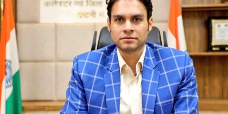 कलेक्टर श्री प्रसाद ने दो आदतन अपराधियों के विरुद्ध की प्रतिबंधात्मक कार्यवाही  गुडडू सेंगर के विरूद्ध बाउण्ड ओव्हर और बिहारी राजपूत पर हुई जिला बदर की कार्यवाही