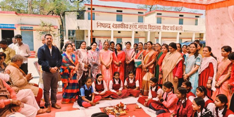 वेंकट वार्ड स्थित निषाद स्कूल में लगभग एक करोड़ से अधिक की लागत से बनेगा नवीन भवन, महापौर श्रीमती प्रीति संजीव सूरी ने वार्ड की वरिष्ठ नागरिक रूक्मणी निषाद से कराया भूमिपूजन