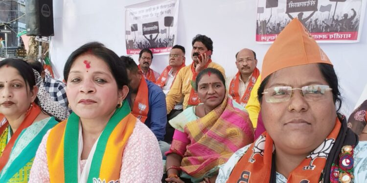 संदेशखाली की घटना के विरोध में भाजपा ने ममता सरकार के खिलाफ दिया धरना