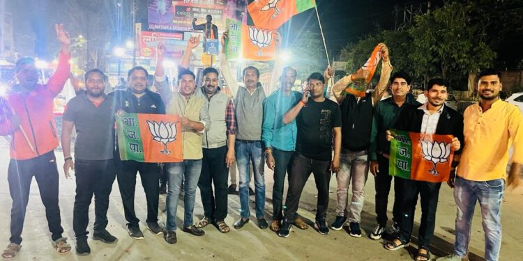 दर्शन चौधरी को होशंगाबाद संसदीय सीट से भाजपा प्रत्याशी बनाएं जाने पर ढोल ढमाकों के साथ भाजपाइयों ने सातरास्ते पर की आतिशबाजी,…