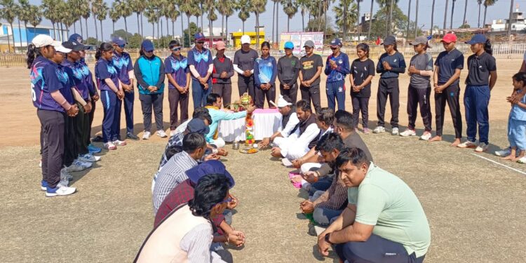 अमर शहीद महिला लेदर बॉल क्रिकेट टूर्नामेंट टीकमगढ़ ढोंगा ग्राउंड पर चौके छक्के की वर्षात के साथ हुआ उद्घाटन