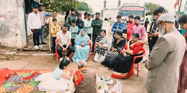 *माधव नगर में विकास कार्य की सौगात लगभग 70 लाख की लागत से होंगे विकास कार्य-महापौर*  *हेमूकलाणी वार्ड एवं आचार्य कृपलानी वार्ड में महापौर श्रीमती प्रीति संजीव सूरी द्वारा वार्ड के वरिष्ठों से कराया भूमि पूजन*