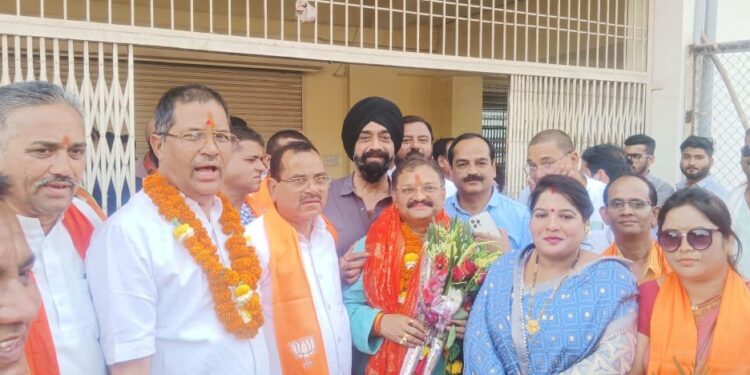 *सांसद संतोष पाण्डेय को प्रत्याशी बनाए जाने पर उन्होंने डोंगरगढ़ पहुंचकर लिया मां बम्लेश्वरी का आशीर्वाद*